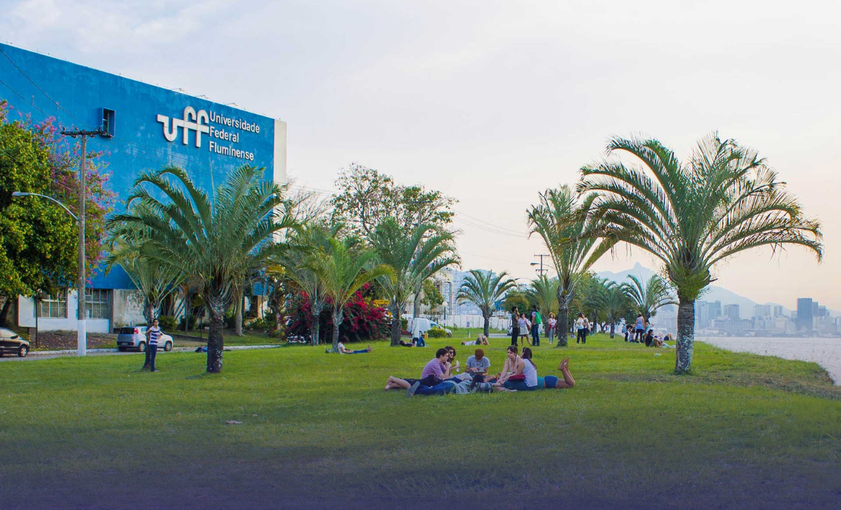 Concurso UFF: Edital publicado com 105 vagas para níveis médio, técnico e superior