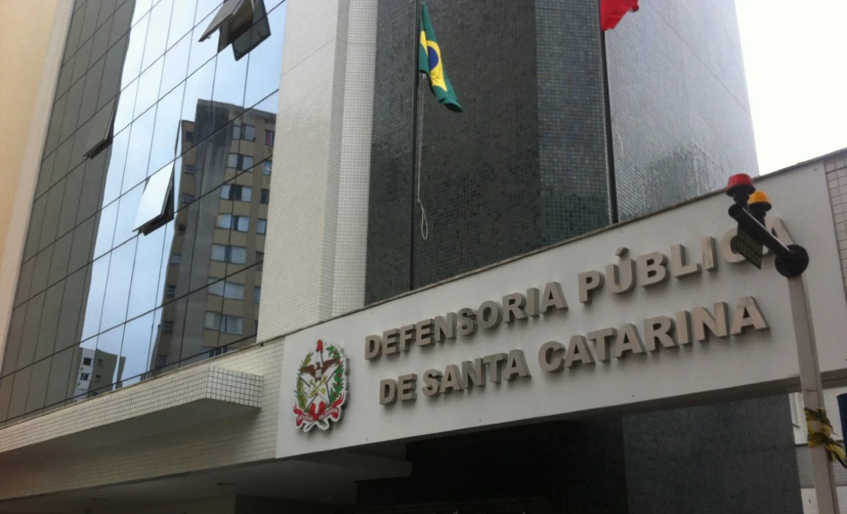 Concurso DPE SC: Edital é publicado, oferecendo 14 vagas e salários de até R$ 9,3 mil