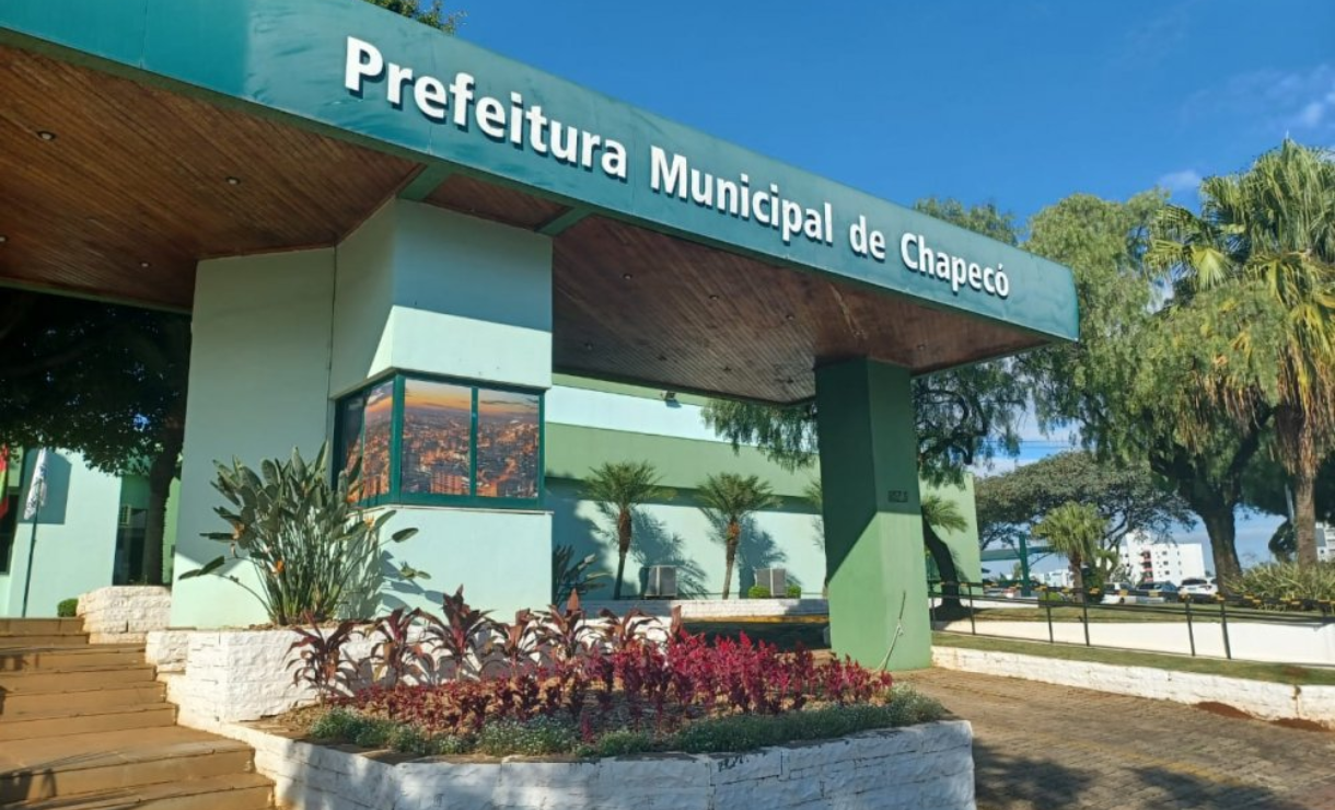 Prefeitura de Chapecó abre concurso para educação com 100 vagas e salário de R$ 2,6 mil