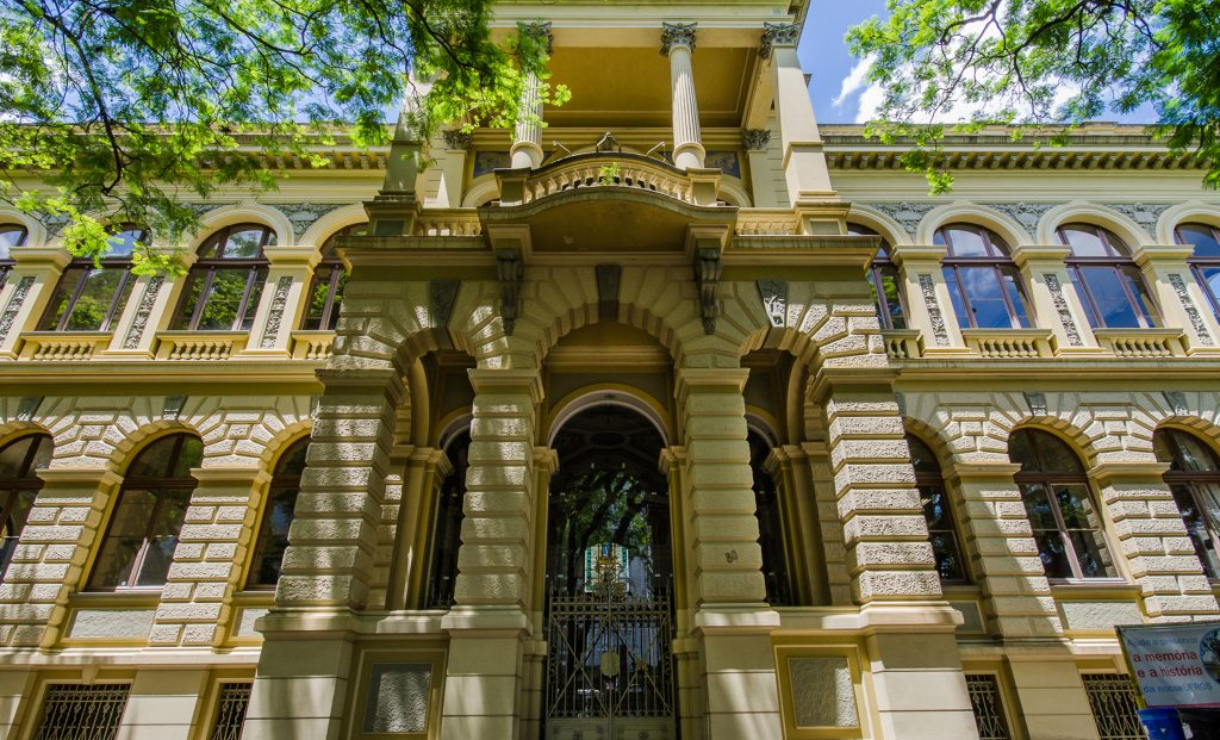 UFRGS abre concurso público com 102 vagas e salários de até R$ 8,6 mil